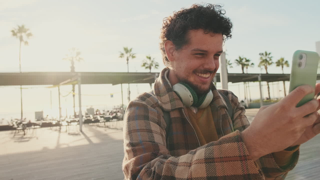 hombre tomando una selfie al aire libre