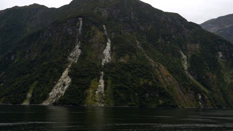 una amplia vista panorámica del estrecho de milford desde un crucero en nueva zelanda