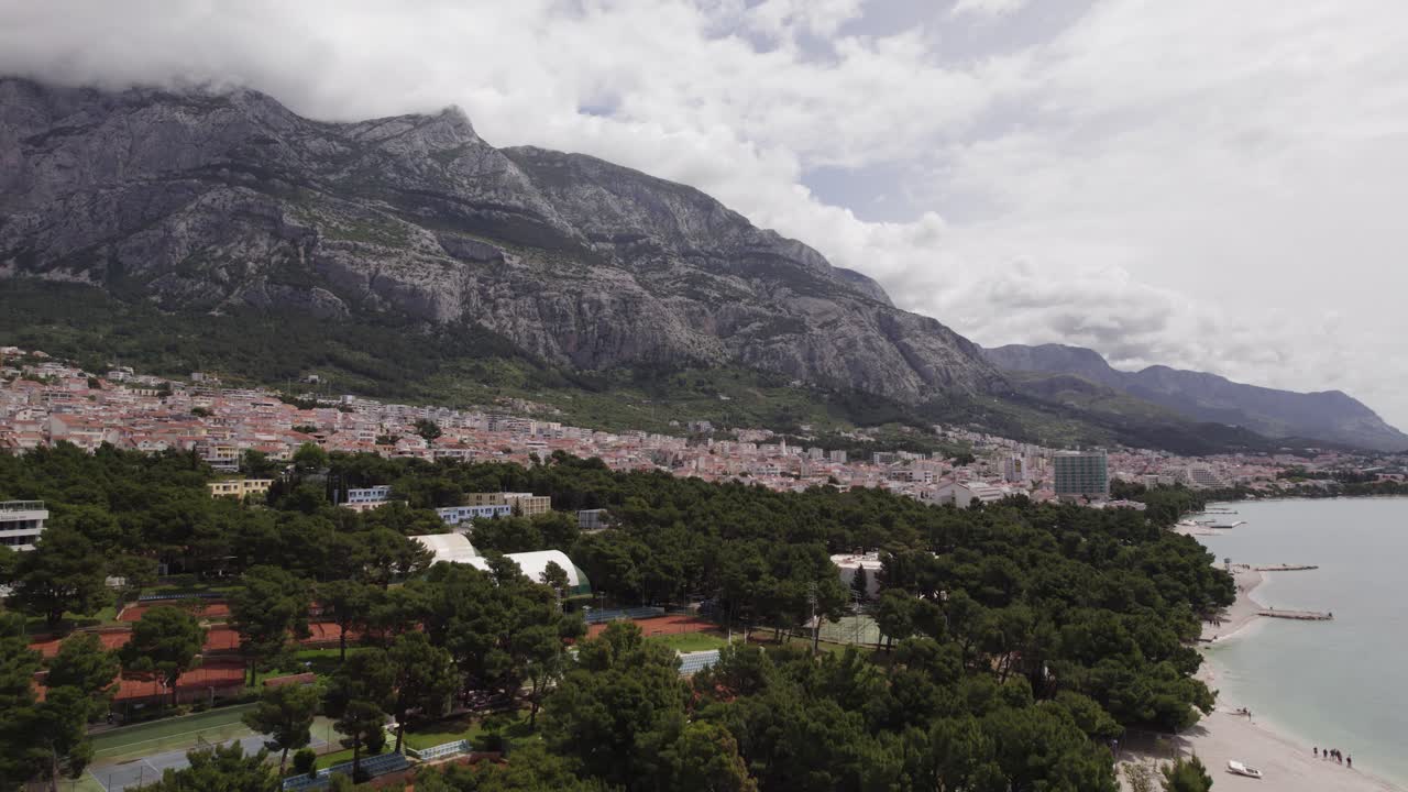 크로아티아 마카르스카에 있는 바이오코보 산 위의 극적인 구름.