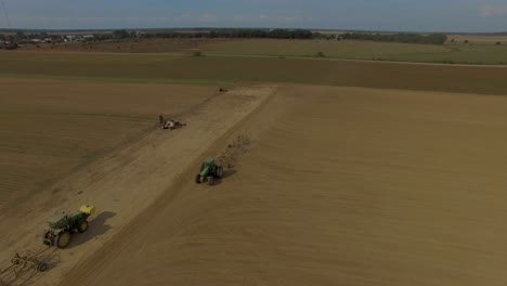 Landwirt-Bewegt-Große-Landwirtschaftliche-Industriegeräte-Entlang-Einer-Unbefestigten-Straße