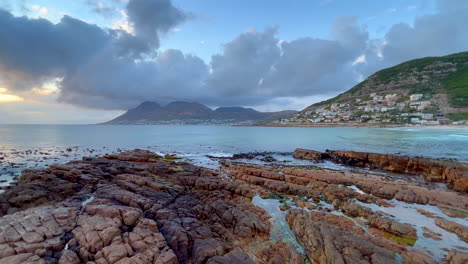 Sonnenaufgang-Am-Frühen-Morgen-Fish-Hoek-Simon&#39;s-Town-Muizenberg-Atemberaubender-Sonnenuntergang-Küste-Riff-Ozean-Kleines-Fischerdorf-An-Der-Küste-Kapstadt-Südafrika-Felsblock-Strand-Pinguin-Wale-Marine-Meer-Segelboot-Schwenk-Nach-Links