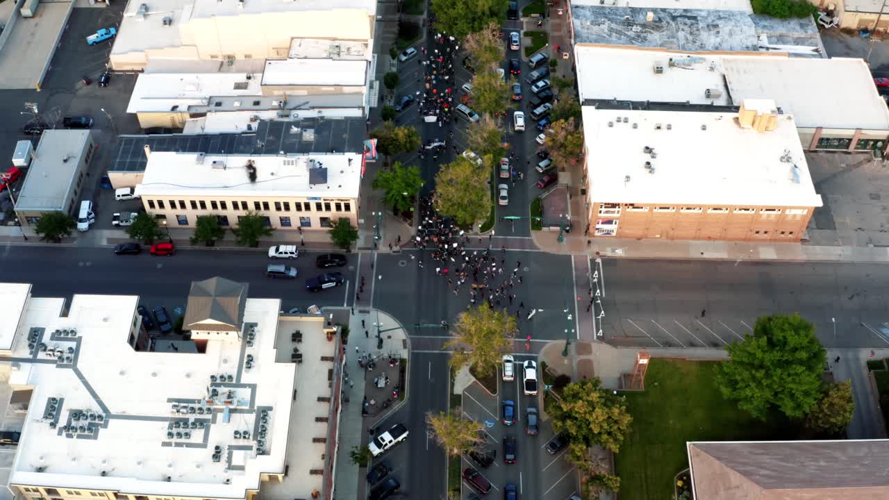 provo, utah - estados unidos - 1 de julio de 2020: toma aérea de un dron de ojo de pájaro de manifestantes pro trump caminando en medio de la calle central después de un tiroteo en una protesta de vidas negras importa el día anterior