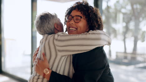 Emocionados,-Mujeres-O-Personas-Felices-Se-Abrazan-Por-El-éxito