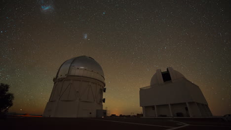 hermosa toma de tiempo de un observatorio en la noche