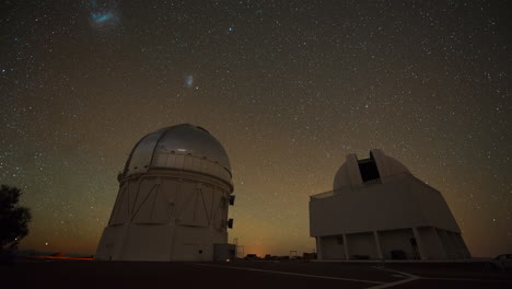 hermosa toma de tiempo de un observatorio en la noche