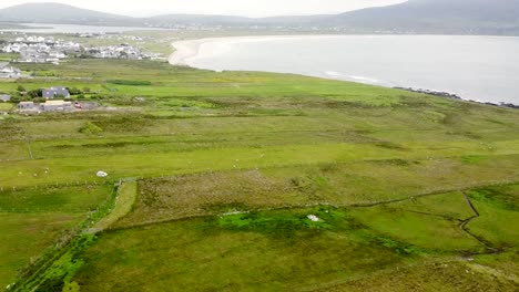 Disparo-De-Un-Dron-De-La-Isla-Achill-Desde-Dooagh-Mirando-Hacia-Las-Montañas-Hacia-El-Sur