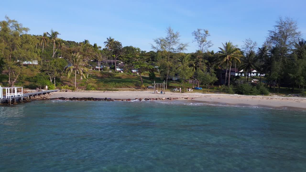 부두 가 있는 작은 만