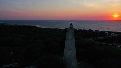 Revelando-Una-Hermosa-Puesta-De-Sol-Frente-A-La-Isla-De-Cabeza-Calva-En-Carolina-Del-Norte-Por-El-Viejo-Faro-Calvo