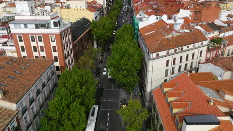 Vista-Aérea-De-Los-Coches-Circulando-Por-La-Calle-En-Madrid,-España.