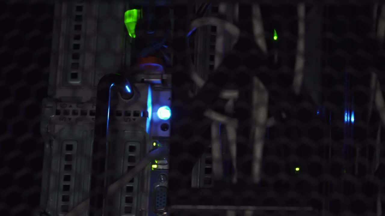 vista vertical del ladrón que brilla en un servidor de datos para robar