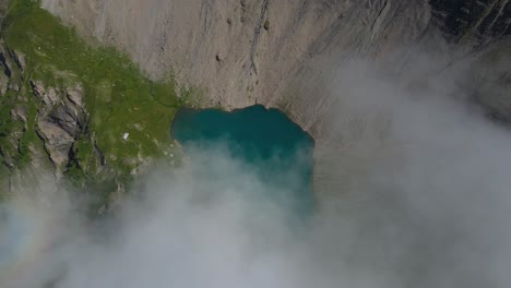 vuelo cinematográfico sobre un hermoso lago de montaña