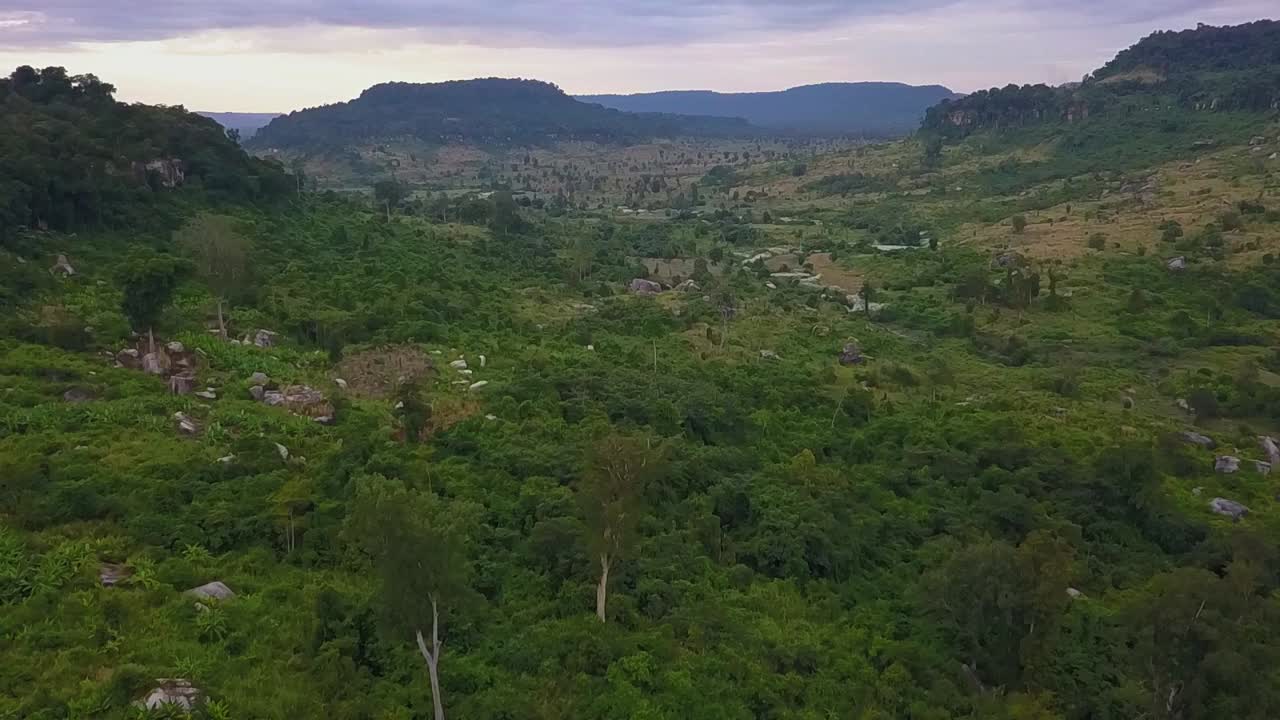 impresionante paisaje abierto cerca del parque nacional de phnom kulen en la provincia de siem reap, camboya
