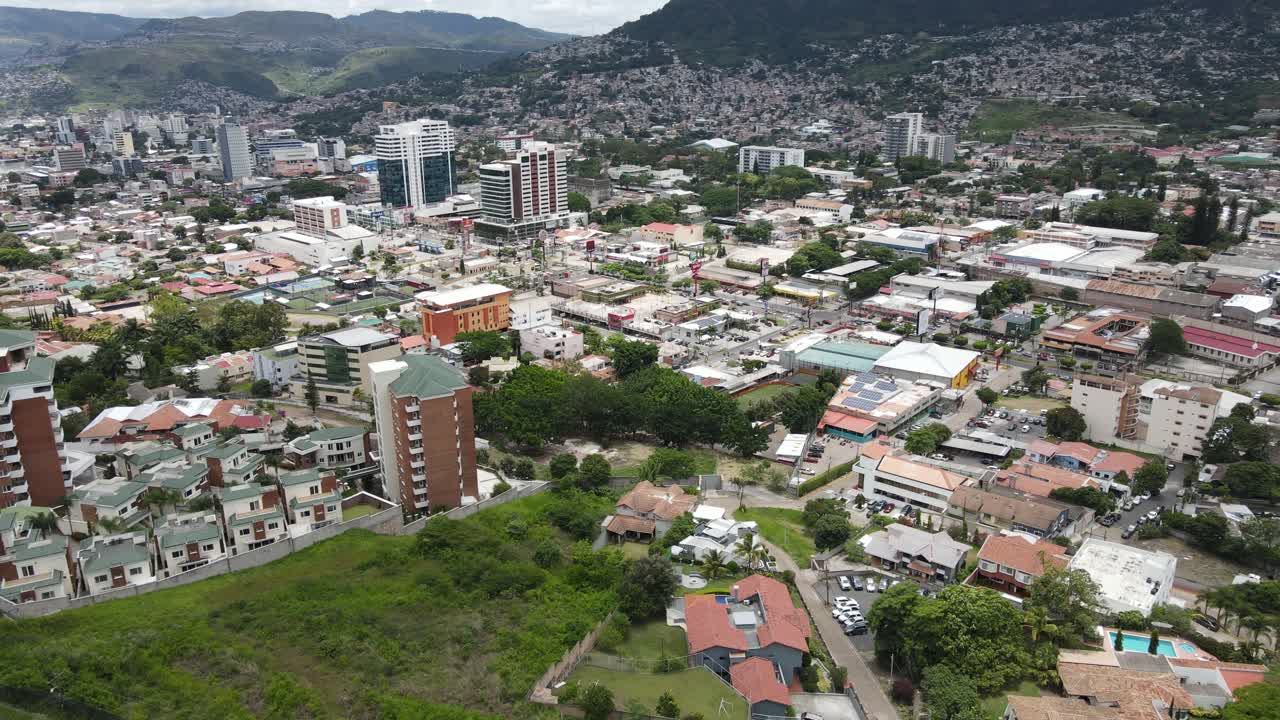 Riprese aeree con drone di Tegucigalpa, Honduras, che mostrano i densi quartieri urbani, i quartieri residenziali, le zone commerciali e la rete stradale attraverso la capitale tra le colline circostanti
