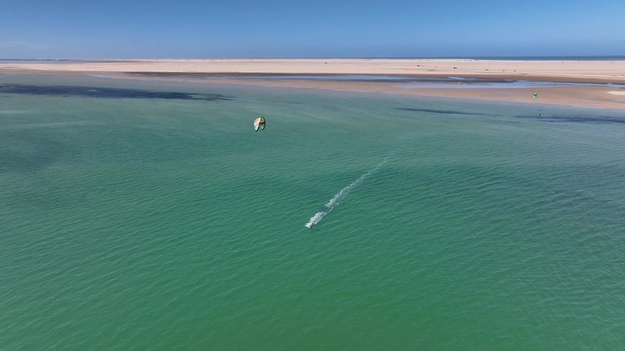 Vue aérienne par drone d'eaux turquoise peu profondes et de bancs de sable dans la baie de Dakhla, Maroc. Paysage désertique côtier spectaculaire avec des motifs naturels façonnés par les marées et les eaux protégées de l'Atlantique.