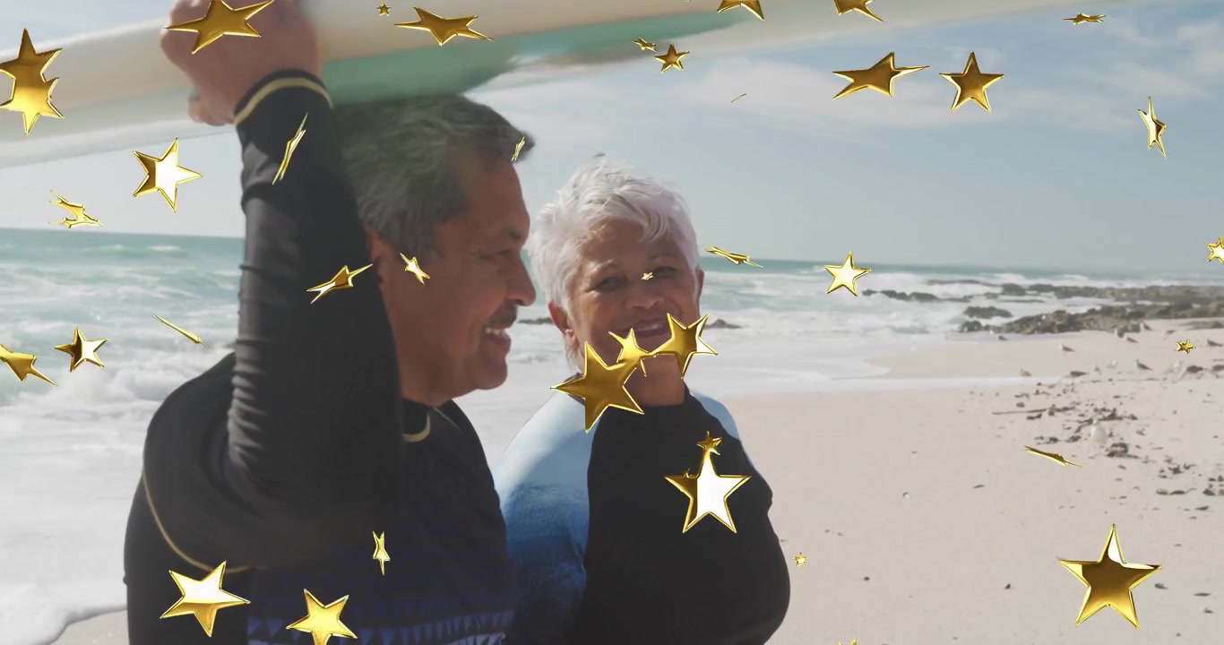Ouder stel begint met surfen, draagt surfplank en wisselt glimlachen uit op zandstrand voor de gezondheid.