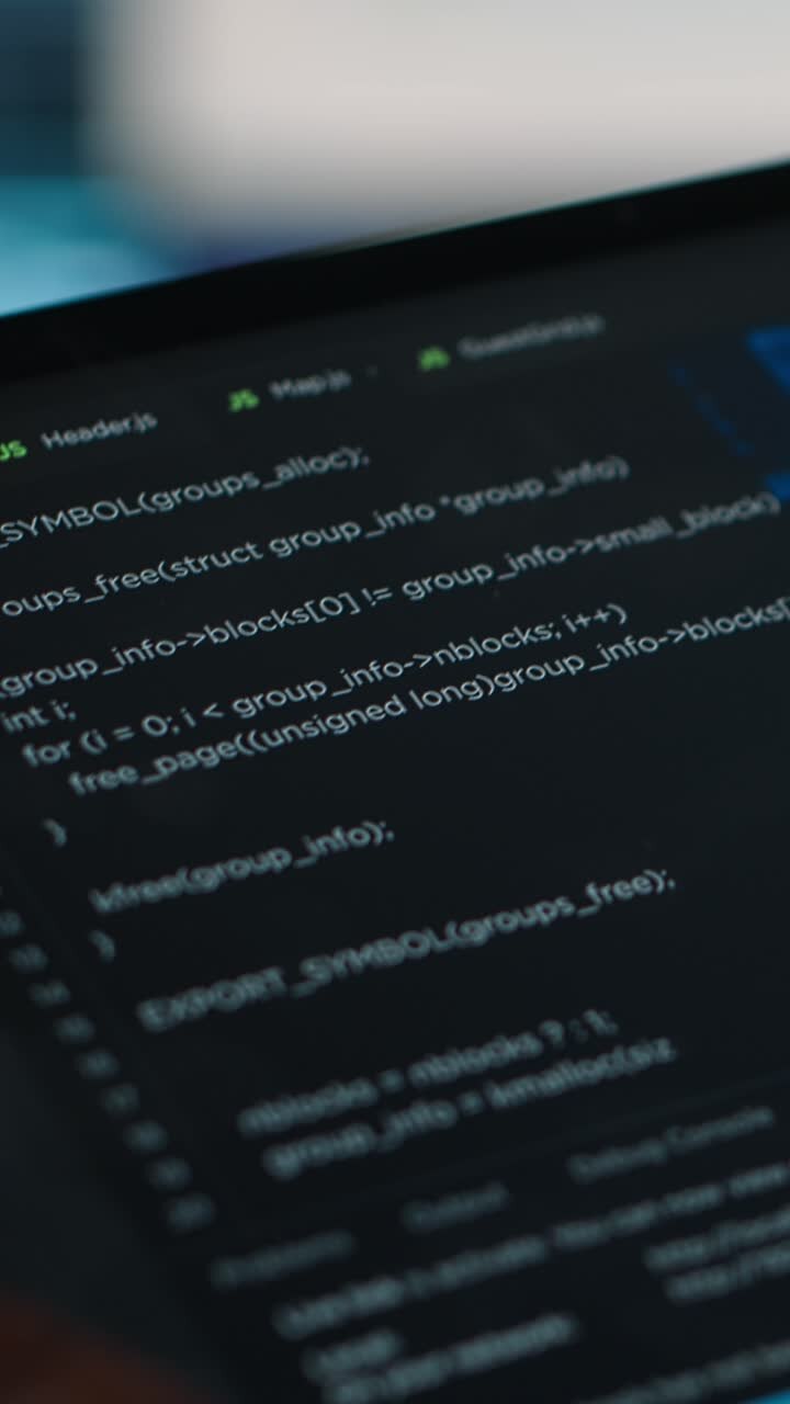 Verticale video: Programmeur in een datacenter die AI-technologie gebruikt op een tablet, close-up.