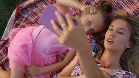 Historia-De-Lectura-Familiar-En-El-Parque-De-La-Ciudad.-Madre-Pasando-Tiempo-Con-Su-Hija-Al-Aire-Libre.