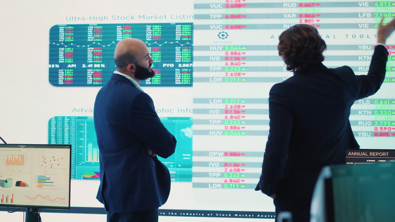 gerente general y director ejecutivo compartiendo información sobre una nueva estrategia de desarrollo