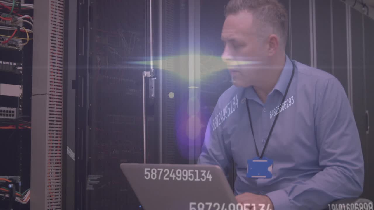 animación del procesamiento de datos sobre el trabajador de la sala de servidores caucásico