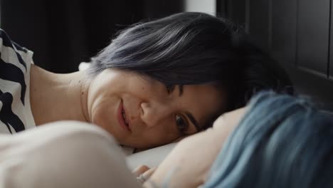 아침에 얘기하는 레즈비언 커플의 비디오를 축소하세요.