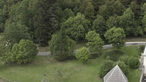 Autos-Fahren-Entlang-Der-Straße-über-Roncesvalles-Oder-Ronceval-Oder-Roncevaux-Pass,-Pyrenäen,-Spanien