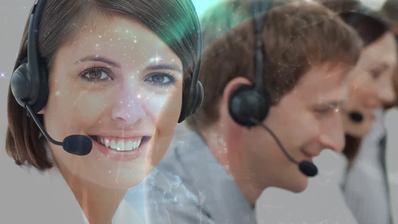 mujer que trabaja en un centro de llamadas