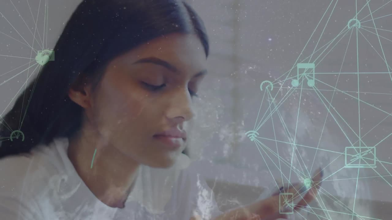 animación de iconos de los medios sobre una mujer de negocios biracial que usa un teléfono inteligente