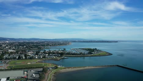 Una-Bonita-Vista-De-La-Ciudad-Circundante-A-Lo-Largo-De-La-Costa-De-La-Bahía-En-Un-Día-Soleado