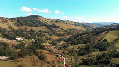 Delfim-Moreira,-Stadtteil-Rosário-In-Minas-Gerais-An-Einem-Sonnigen-Tag,-Luftaufnahme