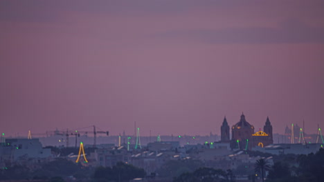 A-Medida-Que-El-Crepúsculo-Se-Vuelve-Oscuro,-Las-Coloridas-Luces-De-Celebración-Iluminan-El-Pueblo---Lapso-De-Tiempo