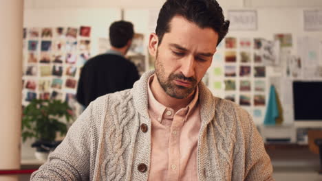 arquitecto dibujando planos en la oficina creativa