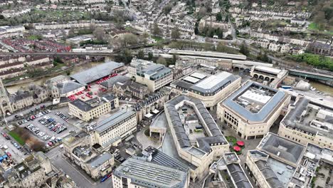 Abadía-De-Bath,-Centro-De-La-Ciudad-De-Bath,-Drone-Del-Reino-Unido,-Estación-Aérea-De-Tren-De-Bath-En-El-Fondo