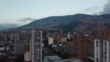 vista de la ciudad de medellín en una hermosa puesta de sol