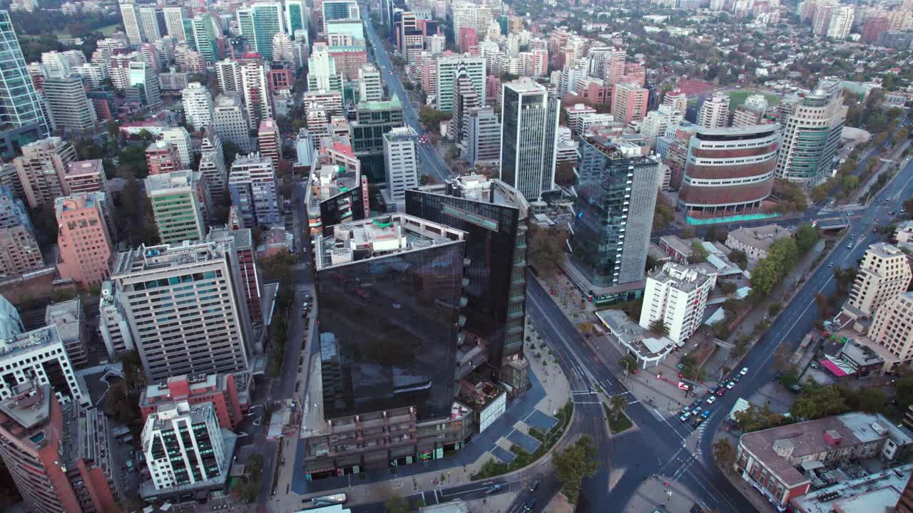 Plano sequência aéreo sobre o distrito financeiro em Santiago, Chile