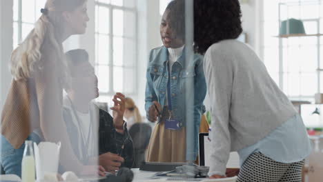 Ein-Vielfältiges-Team-Von-Geschäftsleuten-Trifft-Sich-Zum-Brainstorming-Und-Tauscht-Ideen-Für-Die-Entwicklung-Der-Startup-Projektplanung-Im-Büro-Aus