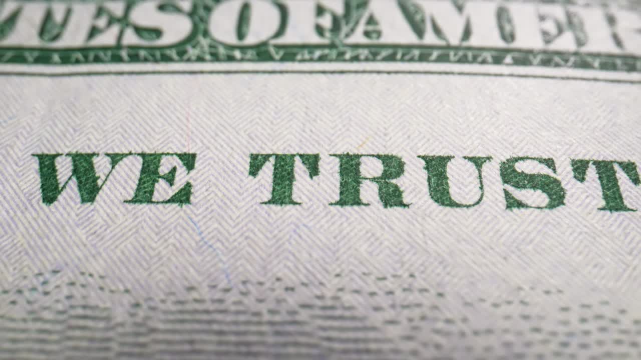 """우리가 믿는 하나님에 대한 문구"" 100달러 지폐, 매크로, 금융 및 투자 개념"