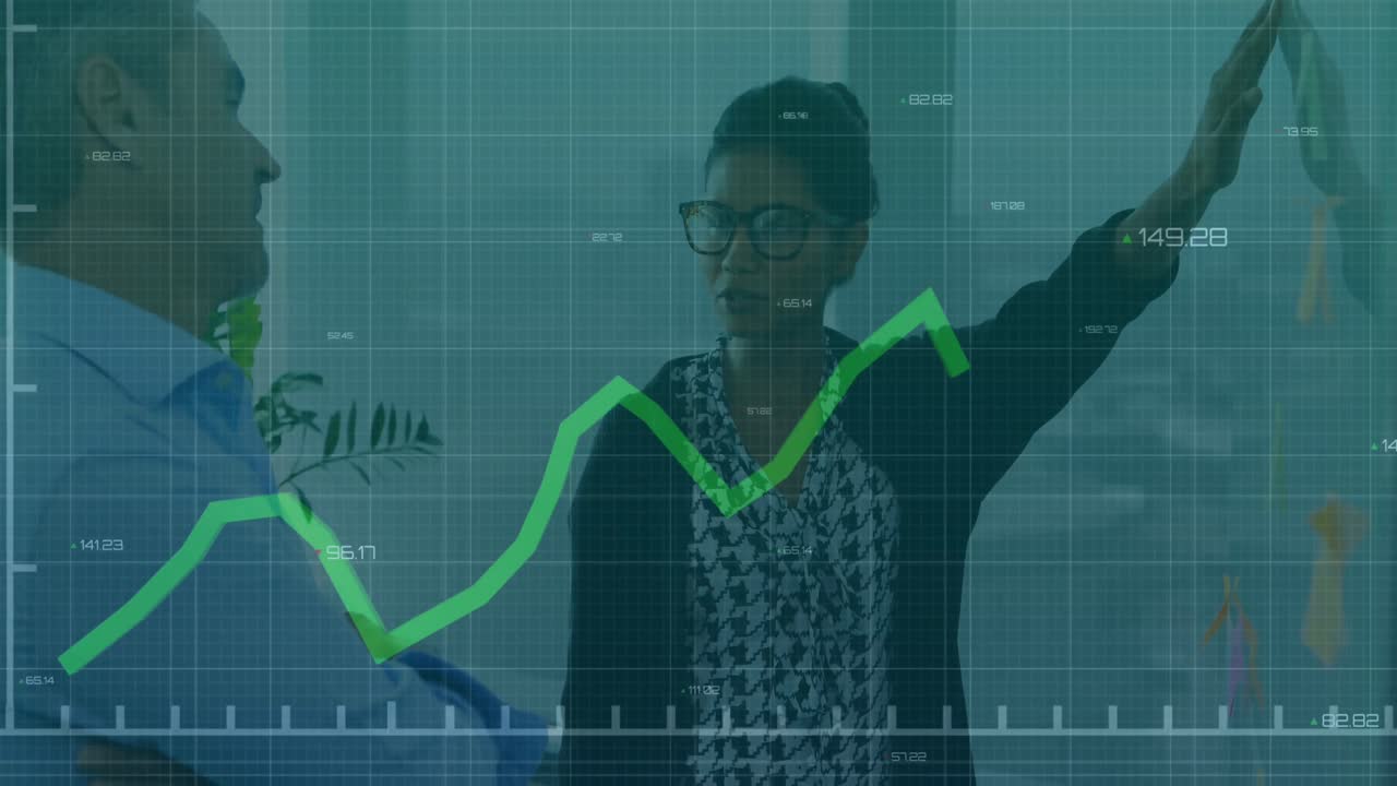 animación del procesamiento de datos financieros con línea verde sobre las personas de negocios que trabajan en la oficina.
