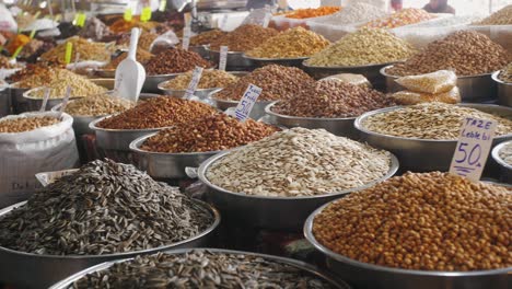 variedad de nueces y semillas en un mercado
