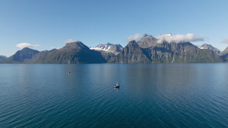 pintorescas montañas del fiordo de lyngen con barcos pesqueros pescando en mares tranquilos