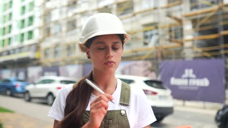 trabajadora de la construcción en el sitio