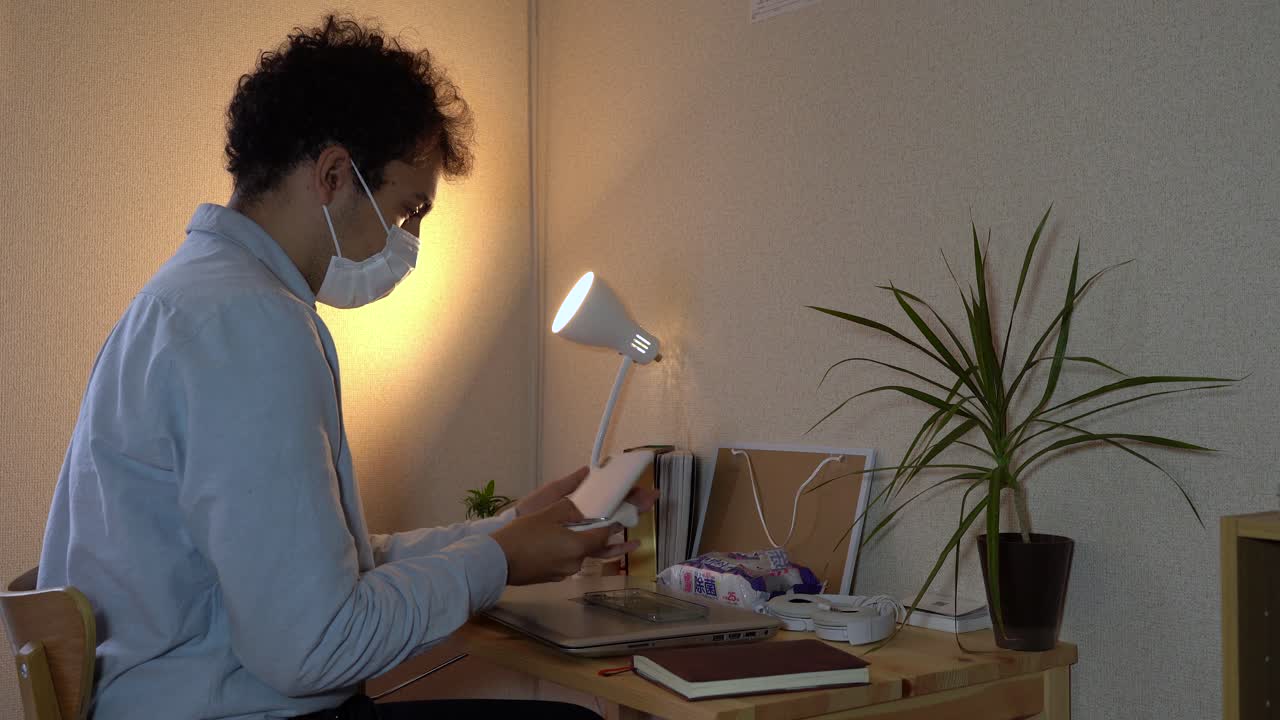 desinfectando el espacio de la oficina en casa, trabajando desde casa debido a la propagación del virus de la corona - plano medio