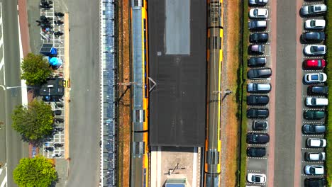 vista a vista de pájaros de trenes que entran en una estación en castricum, países bajos