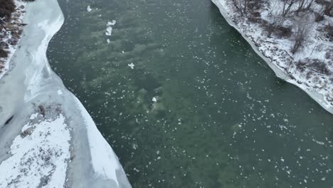 Toma-Aérea-De-Hielo-Flotando-Por-El-Río-Yakima-En-La-Zona-Rural-De-Washington.