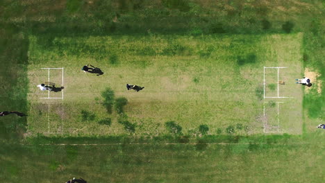 disparo de drones de niños jugando críquet en la escuela durban sudáfrica