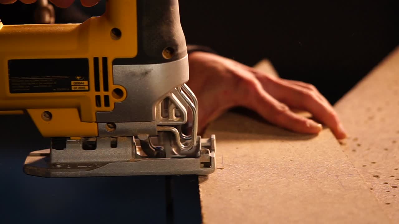 usando un rompecabezas para cortar madera