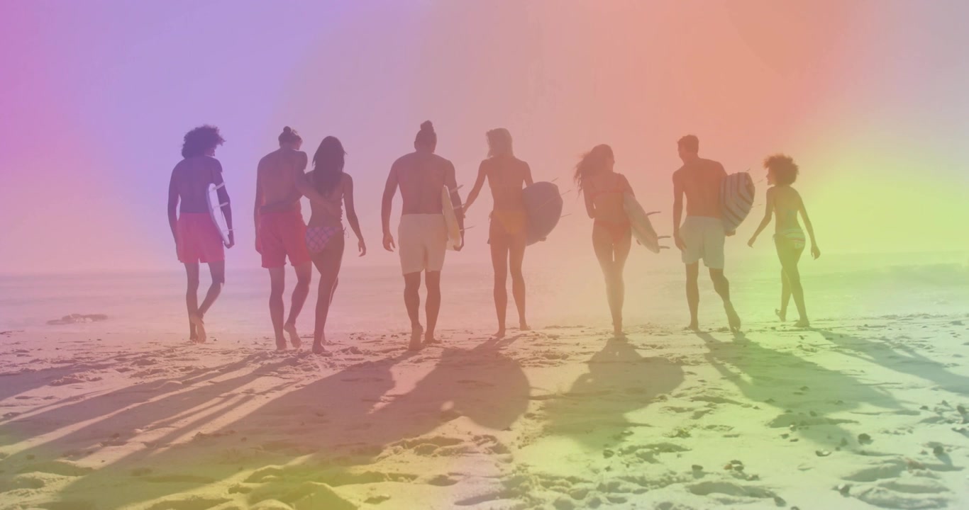 Surfergruppe geht auf die Kamera zu, geht an Land zum Reisen, mit einem Farbverlauf-Overlay, das die Surfbretter einfärbt.