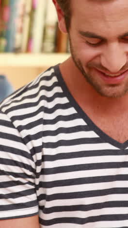 una feliz pareja homosexual cocinando y bebiendo