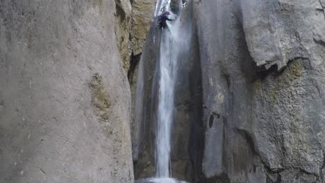 Mujer-Aventurera-Se-Moja-Haciendo-Rappel-En-La-Cascada-Del-Cañón-Del-Río-Por-Diversión