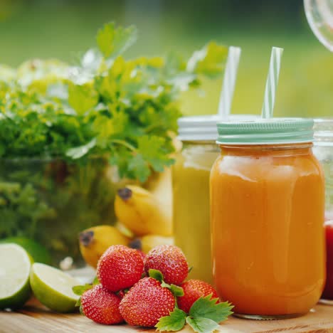 el jugo de fruta fresca se vierte junto a un conjunto de verduras y frutas