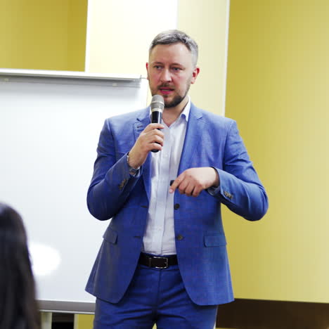 hombre de negocios dando una presentación a sus colegas